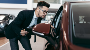 Vendeur vérifiant une voiture